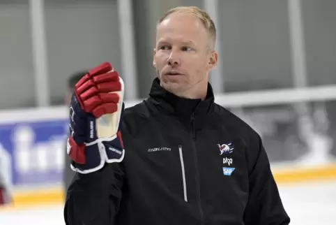 Er freut sich auf die ersten Testspiele: der neue Adler-Coach Johan Lundskog im Training.