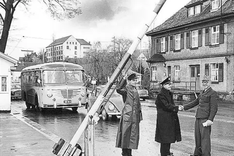 Bis zum 31. Dezember 1956 endet die Bundesrepublik in Ernstweiler: deutsch-saarländischer Schlagbaum am Kaplaneihof, gegenüber d