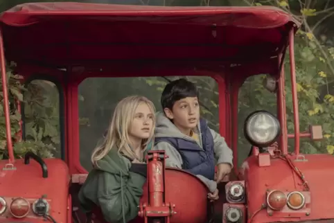 Für ihr Abenteuer kapern Finn (Miran Selcuk) und Jola (Lotte Engels) einen Traktor. 