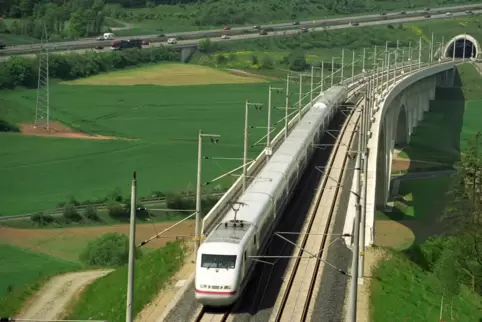 Zwischen Fulda und Kassel gibt es seit 1991 eine Schnellfahrstrecke (Foto). Dagegen ist die Strecke von Hanau nach Fulda ein Nad