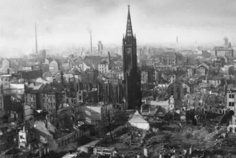 Das Stadtzentrum wurde zu 90 Prozent zerstört. Von der Lutherkirche blieb nur noch der Turm stehen.