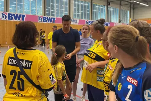 Andy Schmid, in Kronau von Fans umlagert.