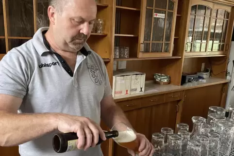 Andreas Barth kümmert sich um den Ausschank im Klubheim des VfL Neustadt.