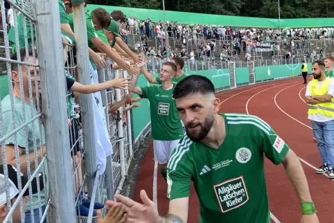 Ehrenrunde der Pokalhelden nach verdientem Sieg: Fanol Perdedaj (vorn) sowie Tim Steinmetz und Benjamin Kirchhoff (dahinter) hol