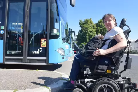 Unüberwindbare Kante: Am Hauptbahnhof ist es Rollstuhlfahrern nicht möglich, den Bussteig selbstständig zu befahren.