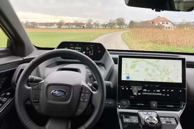 Das Display sitzt &uuml;ber dem Lenkrad.
