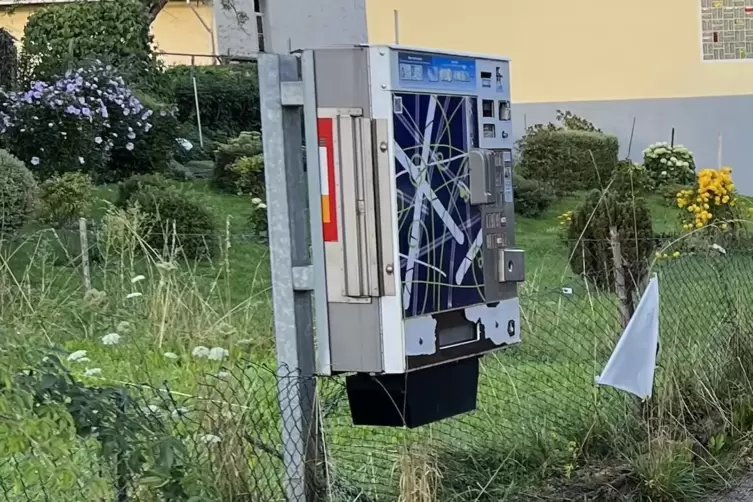 Mit einer Flex hat der Täter probiert, die Sicherung des Zigarettenautomaten zu durchtrennen. Dabei ist er von einem Zeugen gest