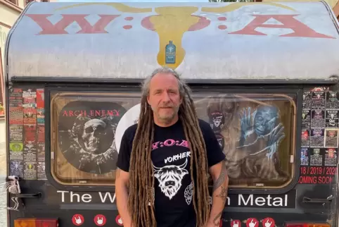  Peter Hornbach mit seinem fast 50 Jahre alten Wohnwagen im auffälligen Wacken-Design.