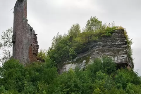 Die Eigentümer der Burg planen, das Felsplateau freizulegen. 