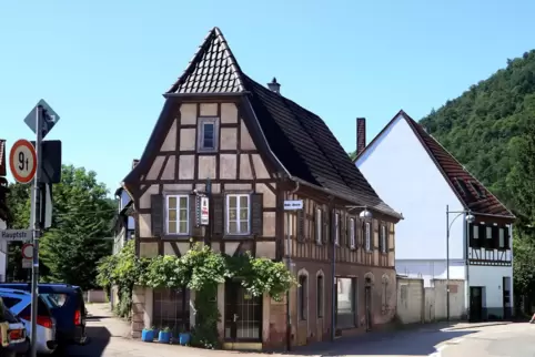 Das Fachwerkhaus an der Ortsdurchfahrt ist ein markantes Anwesen der Trifelsstadt. 