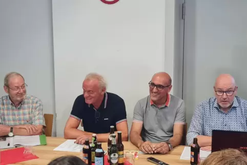 Das gibt es fast nie: eine Pressekonferenz beim SV Mölschbach. Hermann-Josef Ganser, Hans-Peter Briegel, Luan Myrtez und Andreas