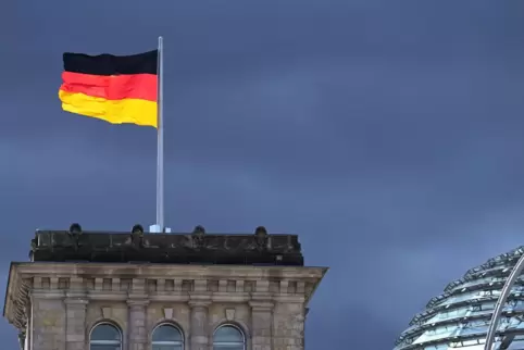 Symbol des Staates: wehende Fahne auf dem Reichstagsgebäude. 