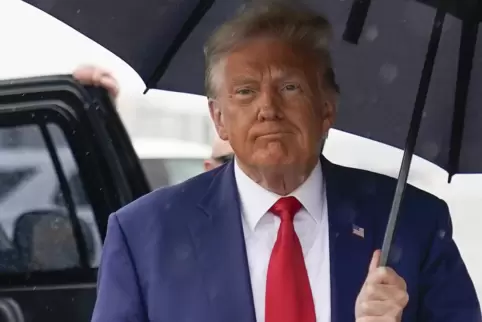 Wird er bald im Regen stehen? Ex-Präsident Trump muss sich erneut vor Gericht verantworten. 
