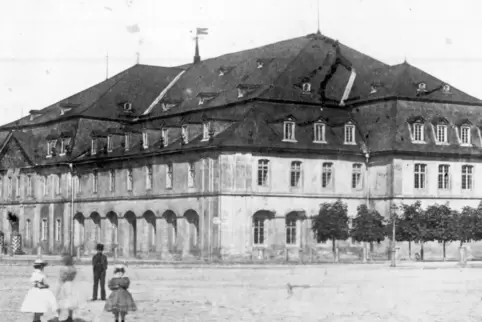 Die Darmstädter Exerzierhalle wurde 1771 erbaut und war größer als die in Pirmasens. 