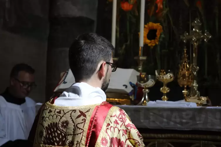 Florian Pletscher am Altar. 