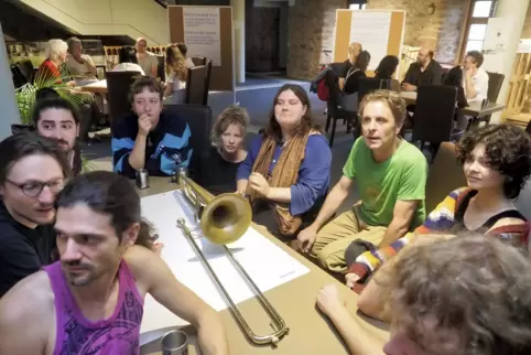 30 Teilnehmer aus verschiedenen Ländern haben am interkulturellen Speeddating teilgenommen. Die Gruppe diskutiert über die gesch