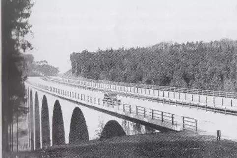 Die Ostertalbrücke zwischen Enkenbach-Alsenborn und dem Daubenbornerhof nach ihrer Fertigstellung im Herbst 1937. Heute ist vom 
