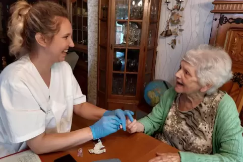 Mit 97 Jahren gehört Helga Gruber zu den ältesten Kunden der Sozialstation. Schwester Barbara Blim misst ihren Blutzuckerspiegel