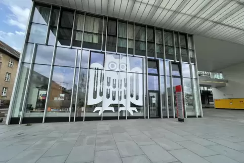 Die Uni-Eule an der Tür der Universität des Saarlandes. 