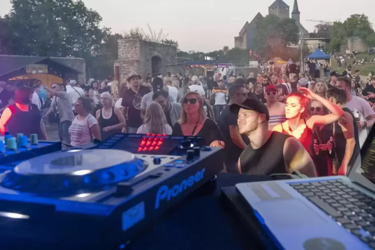 Die Burg Lichtenberg wird zur „Electronic Castle“: im Bild der Auftritt des DJs Stefan Hub beim Event im September 2021.
