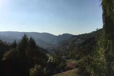 Ausblick auf den Schwarzwald-Ort Ottenhöfen, eingebettet ins Gipfel-Panorama. 