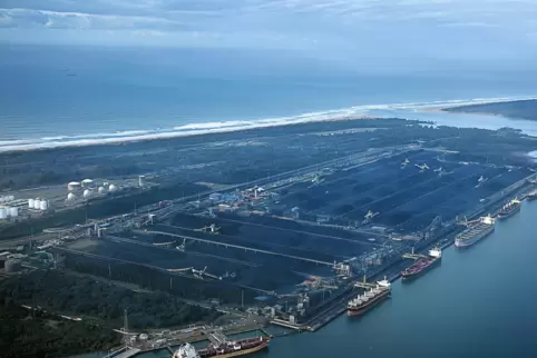 Der Kohleexport aus Südafrika – hier das Kohleterminal des Hafens von Richards Bay – stieg 2022 um 520 Prozent. 