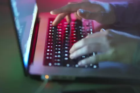 Als digitaler Sicherheitsbeauftragter wehrt Niko Ausländer Hackerangriffe ab.