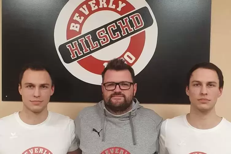 Der Trainer des Hilster SV, Ronny Geiersbach (Bildmitte) mit seinen Top-Verstärkungen, den Zwillingen Marvin und Jan-Luca Hahn.