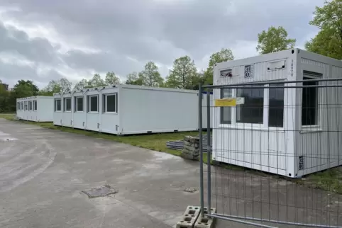 Die Container auf dem Festplatz Benderstraße stehen seit Ende April, bewohnt sind sie noch nicht. 
