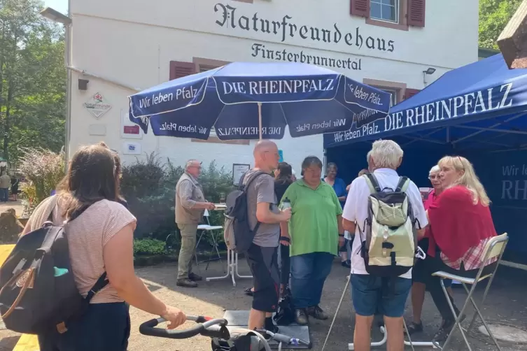 Viel los war am Stand der RHEINPFALZ, die am Mittwoch mit ihrer Aktion „Redaktion vor Ort“ im Finsterbrunnertal zu Gast war. 