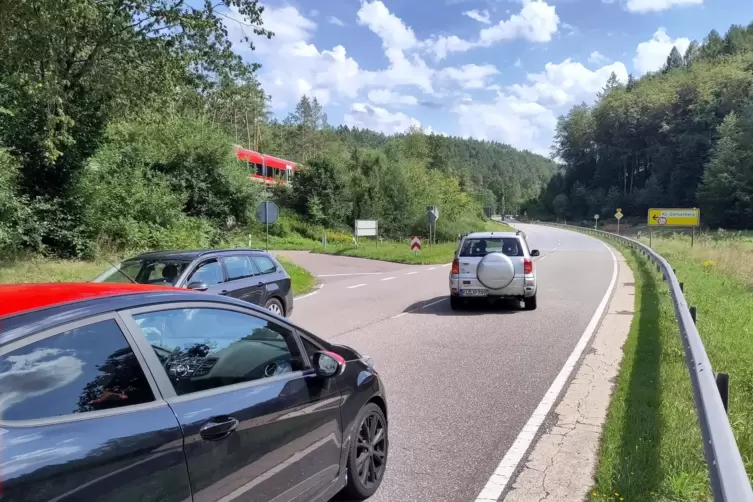 Eine von mehreren Gefahrenstellen für Radfahrer auf dem Weg zwischen Kaiserslautern und dem Finsterbrunnertal: die Abzweigung an