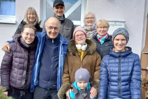 Natalia Syrov (hinten links) ist gebürtige Russin und kümmert sich um ukrainische Flüchtlinge. In der Mitte Wolfgang Stepp, der 