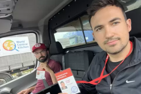 Luzius Etter (rechts, links sein Bruder Bastian) ist als Helfer für die Organisation Libereco in der Ukraine unterwegs.