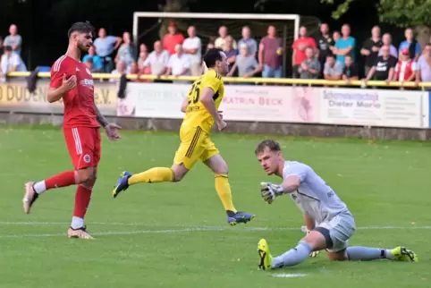 Dreht nach seinem 2:0 jubelnd ab: Michael Bittner (gelb).