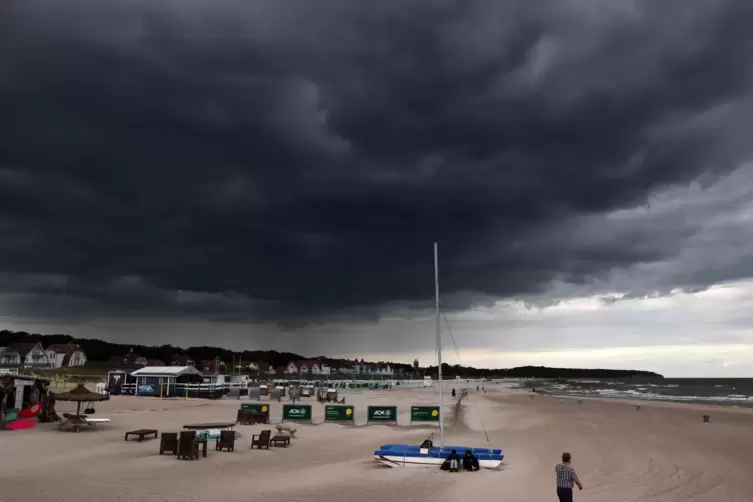 &Uuml;ber dem Ostseestrand braut sich ein Gewitter zusammen.
