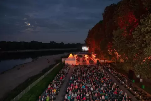 Stimmungsvoll am Ufer: Filmfestival am Rhein.