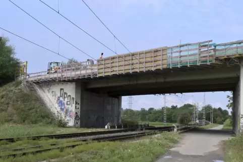 Grund für die Sperrungen sind Bauarbeiten an einer Brücke über die Rheinhaardt-Bahn.