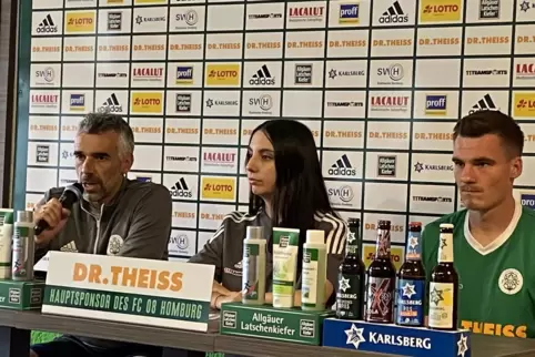 Blick voraus aufs Hoffenheim-Spiel: Trainer Danny Schwarz, FCH-Sprecherin Pauline Rodenbüsch und Torwart Tom Kretzschmar (v.l.).