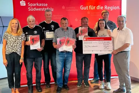 Bei der Siegerehrung: von links Iris Steuer (Sparkasse Südwestpfalz), Rolf Welle (TV Althornbach), Michael Greinert (TV Althornb