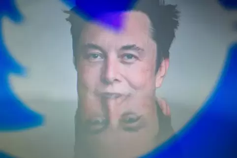 Elon Musk – hier 2022 in Paris hinter der Silhouette des Twitter-Logos – hat Twitter in X umbenannt. Ein Fehler?