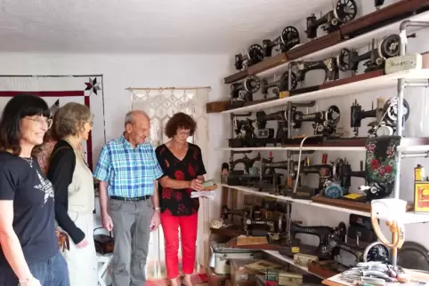Gabi Poller (rechts) zeigt Besuchern ihre Nähmaschinensammlung. 