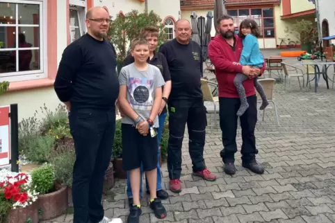 Wein und mehr: Familie Roos mit Marc, Ben, susanne Beck, Thilo, Alexander und Frieda auf dem Hof ihres Weingutes in Ilbesheim. 