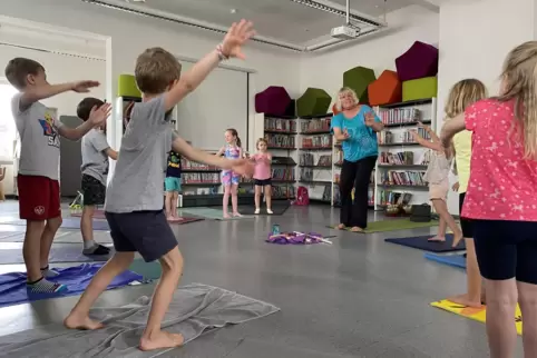 Kinder an Yoga heranführen: Doris Preuninger weiß, wie das geht.
