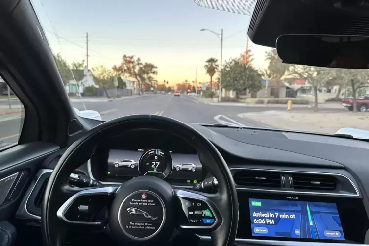 Wer in einem Waymo-Auto unterwegs ist, sollte die H&auml;nde weg vom Lenkrad lassen. Das Steuern &uuml;bernimmt der &bdquo;Waymo Driver&ldquo;. 