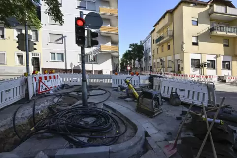 An der Kreuzung Europaring haben die Stadtwerke im Zuge der Arbeiten auch Leerrohre für den Ausbau des Stromnetzes verlegt. 