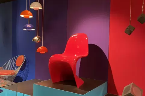 Dänische Designklassiker: der berühmte Panton-Chair und die Flowerpot-Lampen.