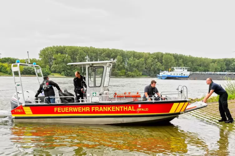 Frank B&ouml;hmer (rechts), kommissarischer Leiter der Feuerwehr Frankenthal, &ouml;ffnet die Bugklappe, &uuml;ber die das Boot bestiegen und b