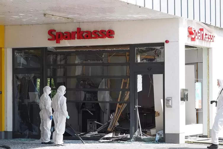 Spurensicherung am gesprengten Geldautomaten am Bubenhauser Netto-Markt.