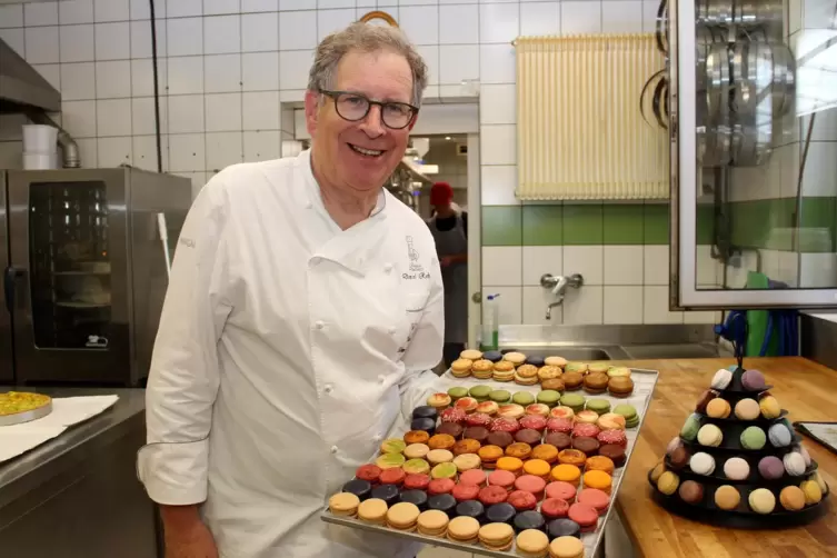 Meister Rebert mit seinen Macarons.
