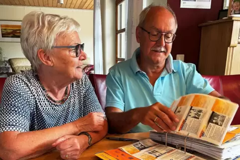 Zwei langjährige Aktivposten des „KuKuK“: Ex-Vorsitzende Gudrun Lind und ihr Stellvertreter Jürgen Wax stöbern in alten Vereinsu